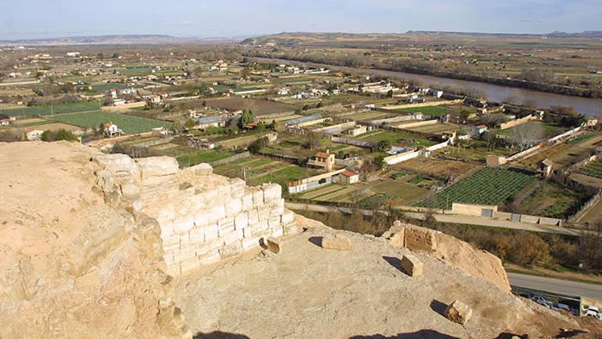 La Mejana, junto al Ebro, con las murallas del castillo de Tudela en primer plano.