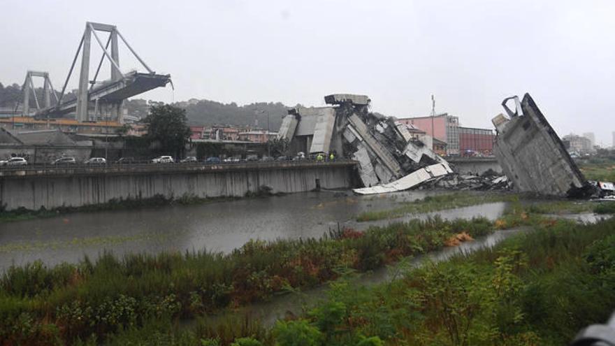 Vista del viaducto Morandi tras derrumbarse una sección de la infraestructura en Génova