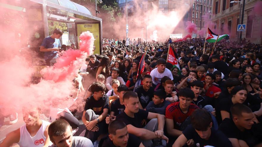 Fotos de la huelga de estudiantes en Pamplona: sentada ante el Parlamento y kalejira