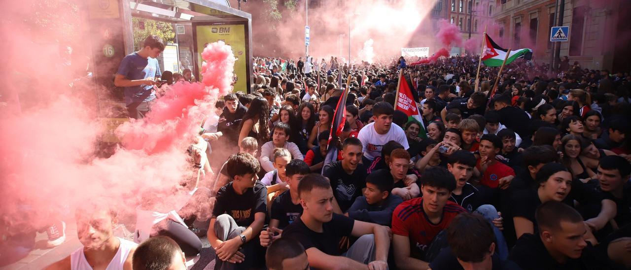 Fotos de la huelga de estudiantes en Pamplona: sentada ante el Parlamento y kalejira
