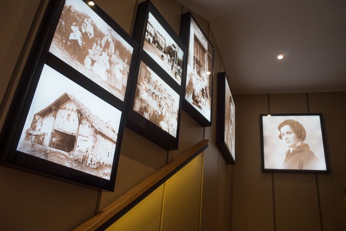 Detalle de fotos antiguas en las escaleras de acceso al comedor.