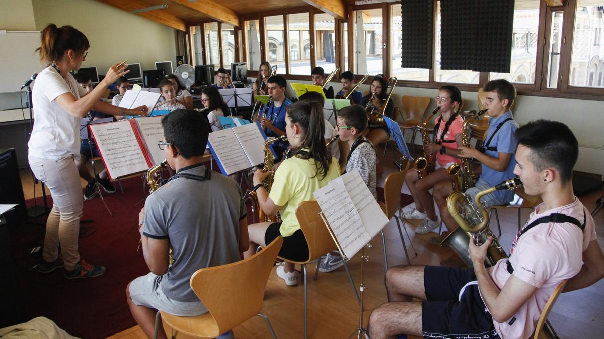 Ensayo de la Uda Band de la Escuela de Música Luis Aramburu para su concierto del XLIII Festival de Jazz