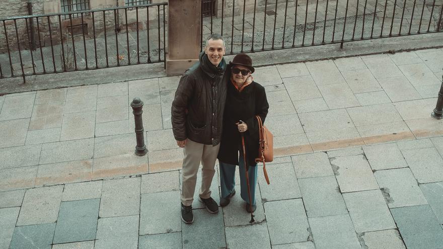 La ardua batalla de Gorka Corres y su madre contra los efectos del Alzheimer