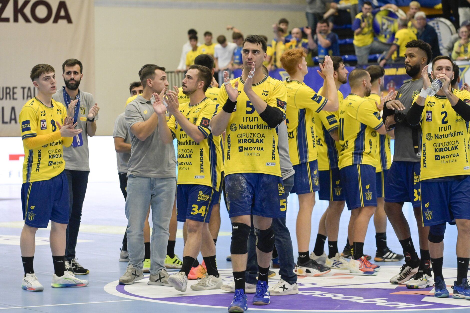 Los jugadores del Irudek Bidasoa Irun agradecen al público su apoyo tras el empate ante Ademar de León