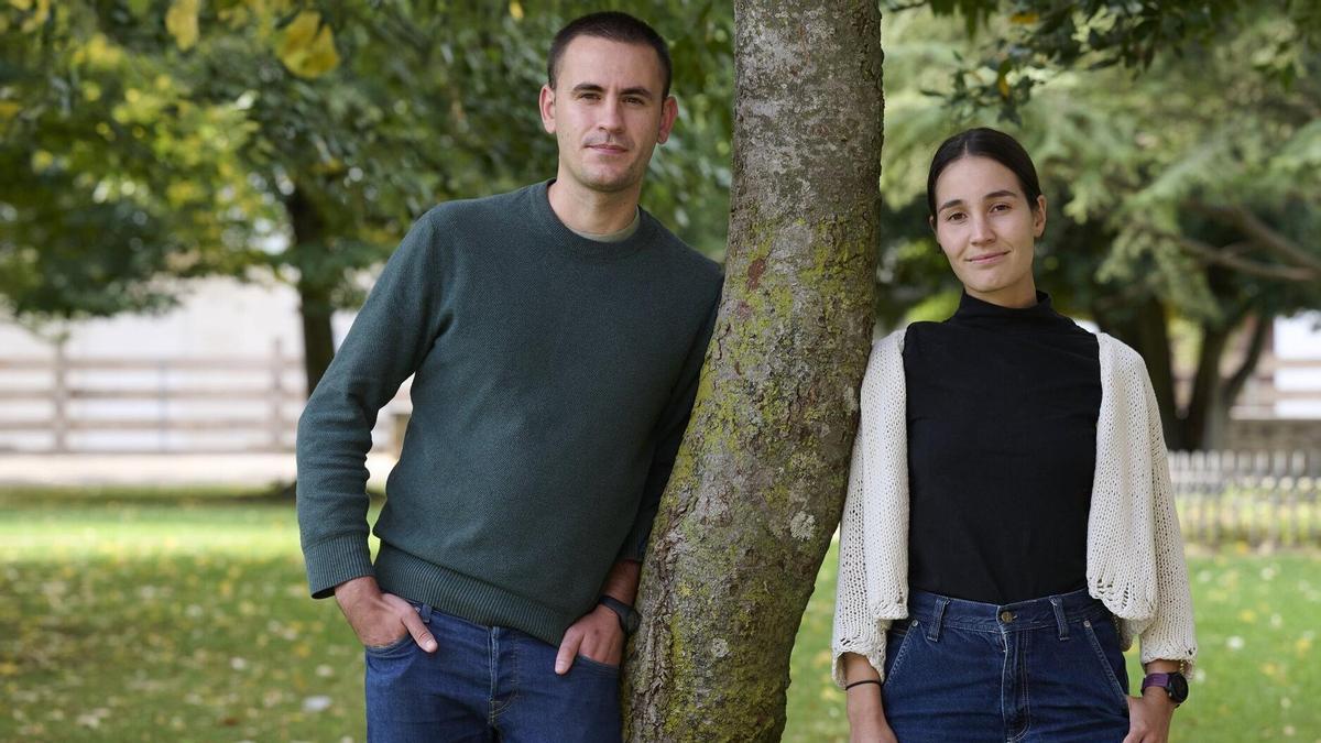 Narbona y Mendiluze, portavoces del Sindicato Socialista de Vivienda de Iruñerria, posan para la entrevista en un parque de Villava/Atarrabia.