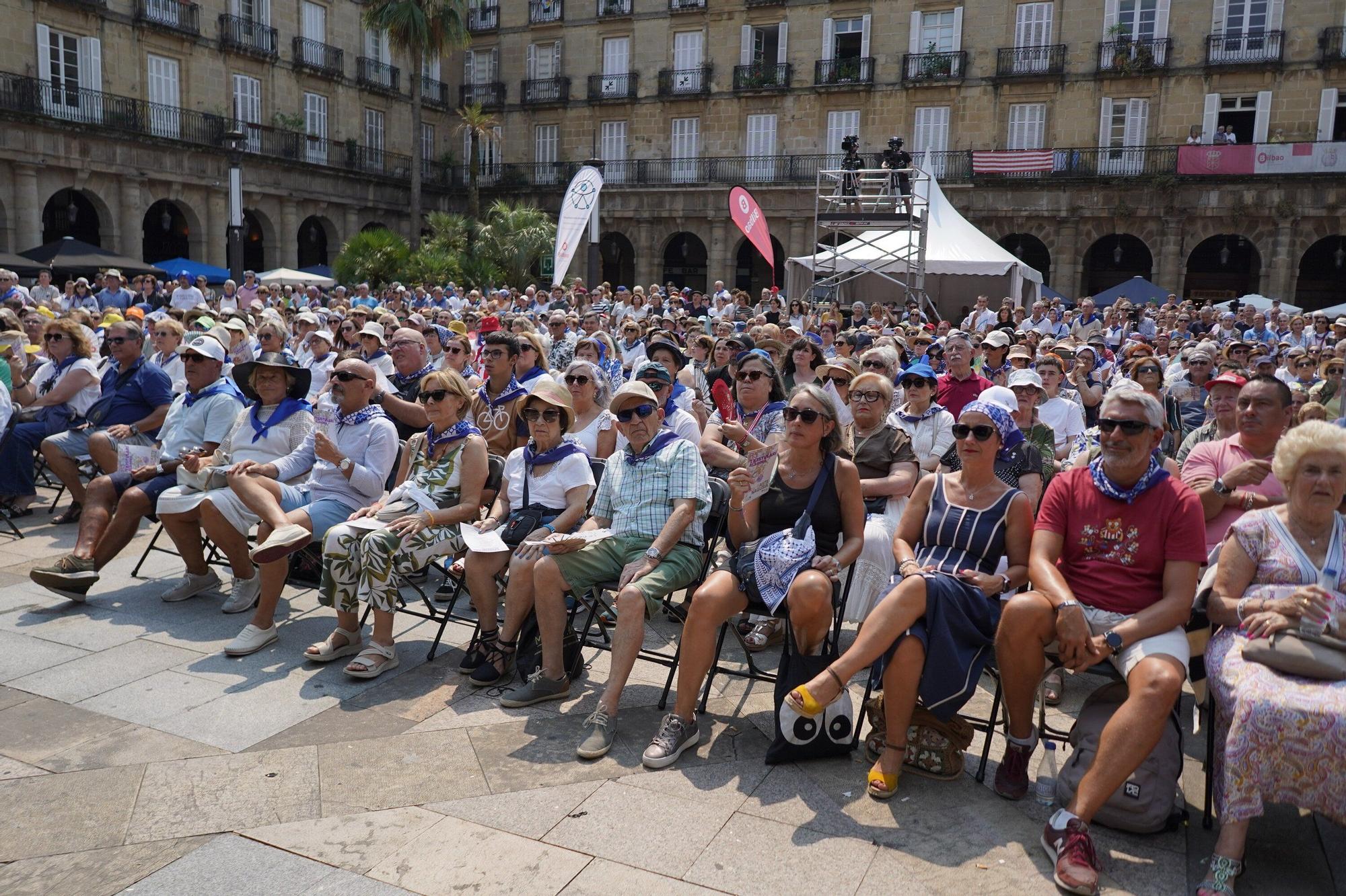 En imágenes: alarde de Txistularis en la Plaza Nueva de Bilbao por Aste Nagusia