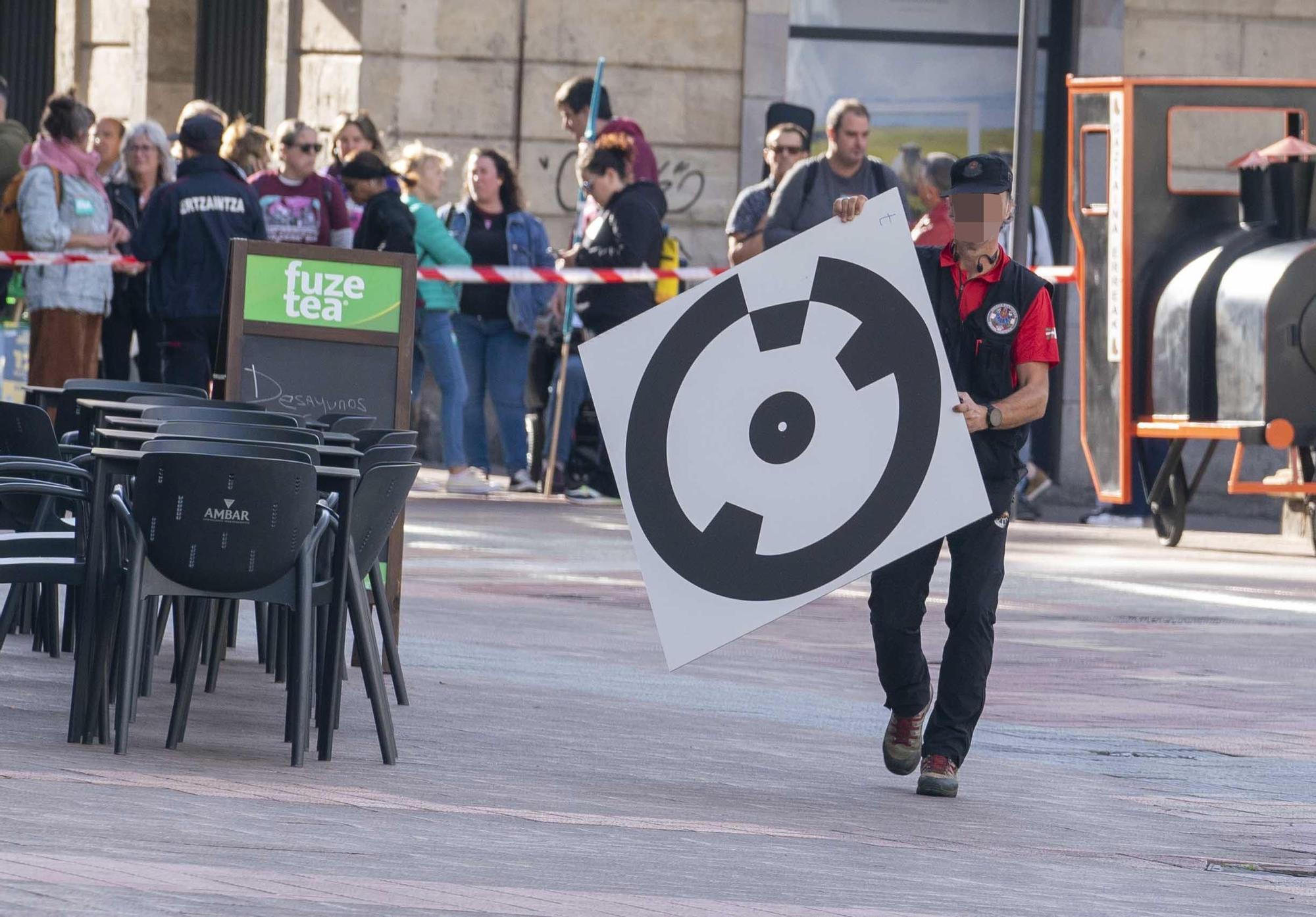 En imágenes: La Ertzaintza acordona la plaza de la Provincia para investigar el pelotazo a un manifestante