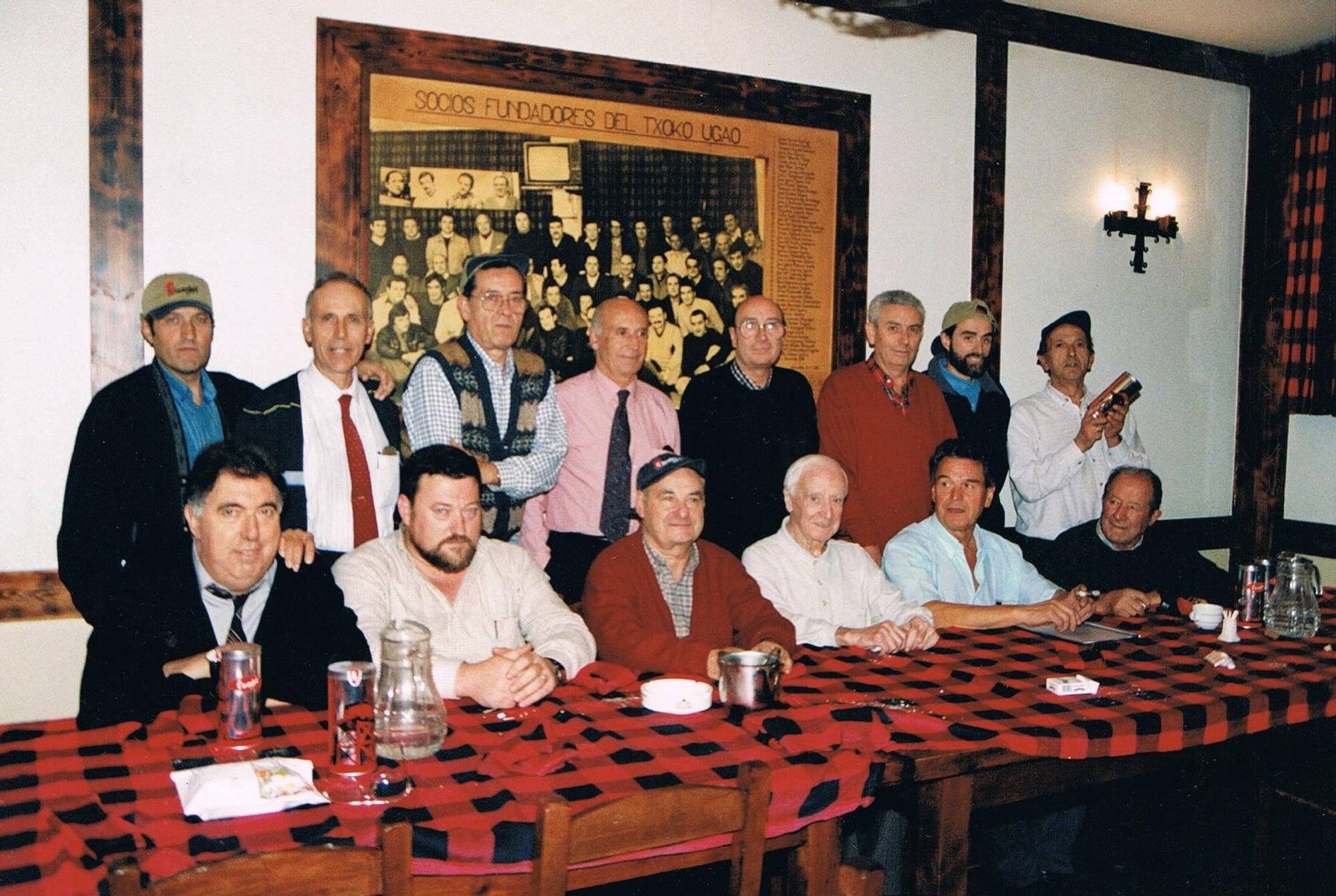 Encuentro de históricos montañeros bizkainos en el Txoko Ugao homenajeando a Sheve Peña.