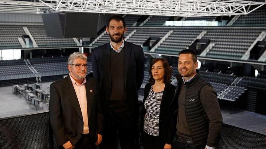 El presidente de la Federación Española de Baloncesto, Jorge Garbajosa (2i), acompañado de la consejera de Cultura, Deporte y Juventud del Ejecutivo foral, Ana Herrera, del director de Navarra Arena, Moncho Urdiáin (d) y del directivo de la Federación Nav