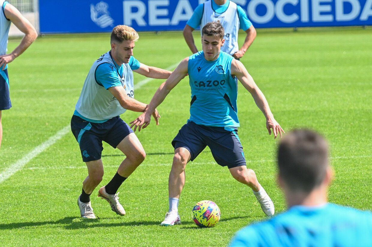 La Real se entrena junto a su afición en Zubieta.