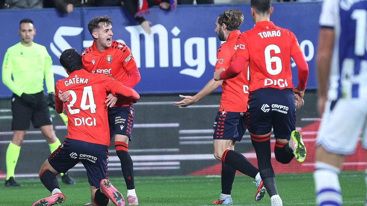 Los jugadores de Osasuna celebran el gol de Catena contra la Real.