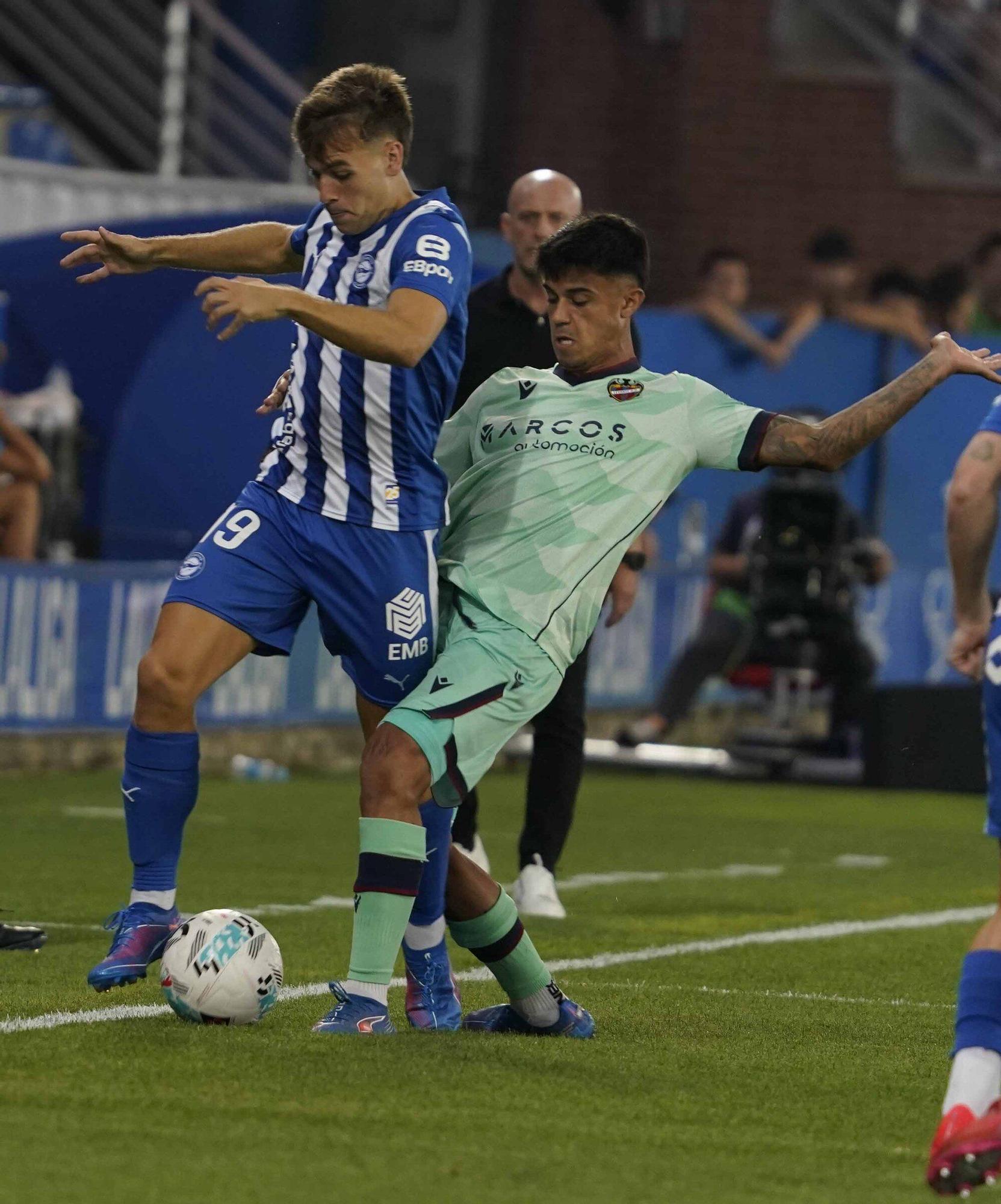 En imágenes: Así está siendo el debut liguero del Alavés contra el Levante