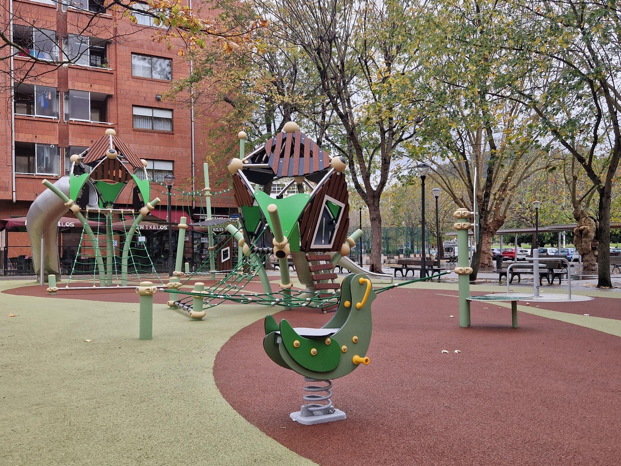 Nuevos columpios en la Campa Ibaizabal en el barrio de La Peña