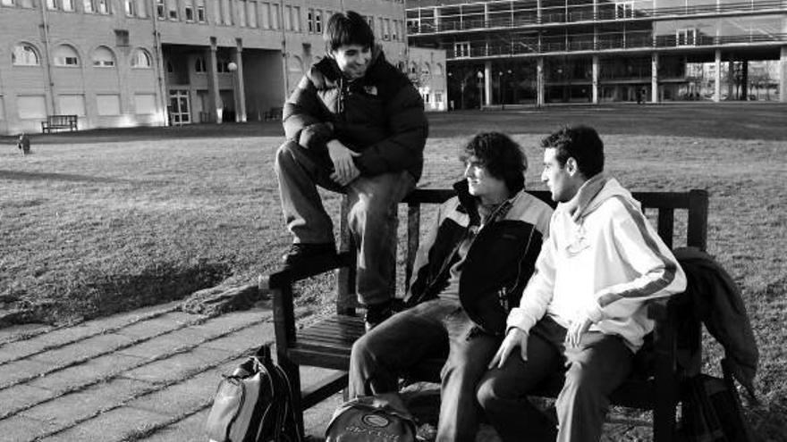 Jóvenes universitarios conversando en el campus donostiarra de Ibaeta.