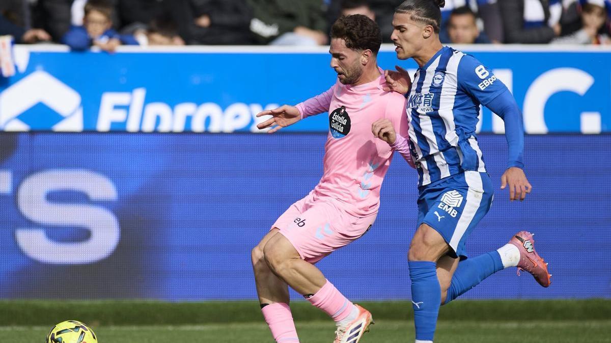 Yusi disputa un balón con Javi Rueda durante el Alavés-Celta del sábado.