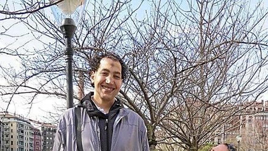 Saad, con su amigo Billel, en el bidegorri de Urretxu.