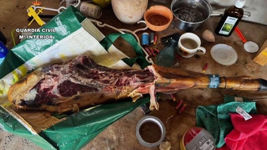 Una señora roba un jamón ibérico de bellota en un supermercado y lo devuelve a medio comer