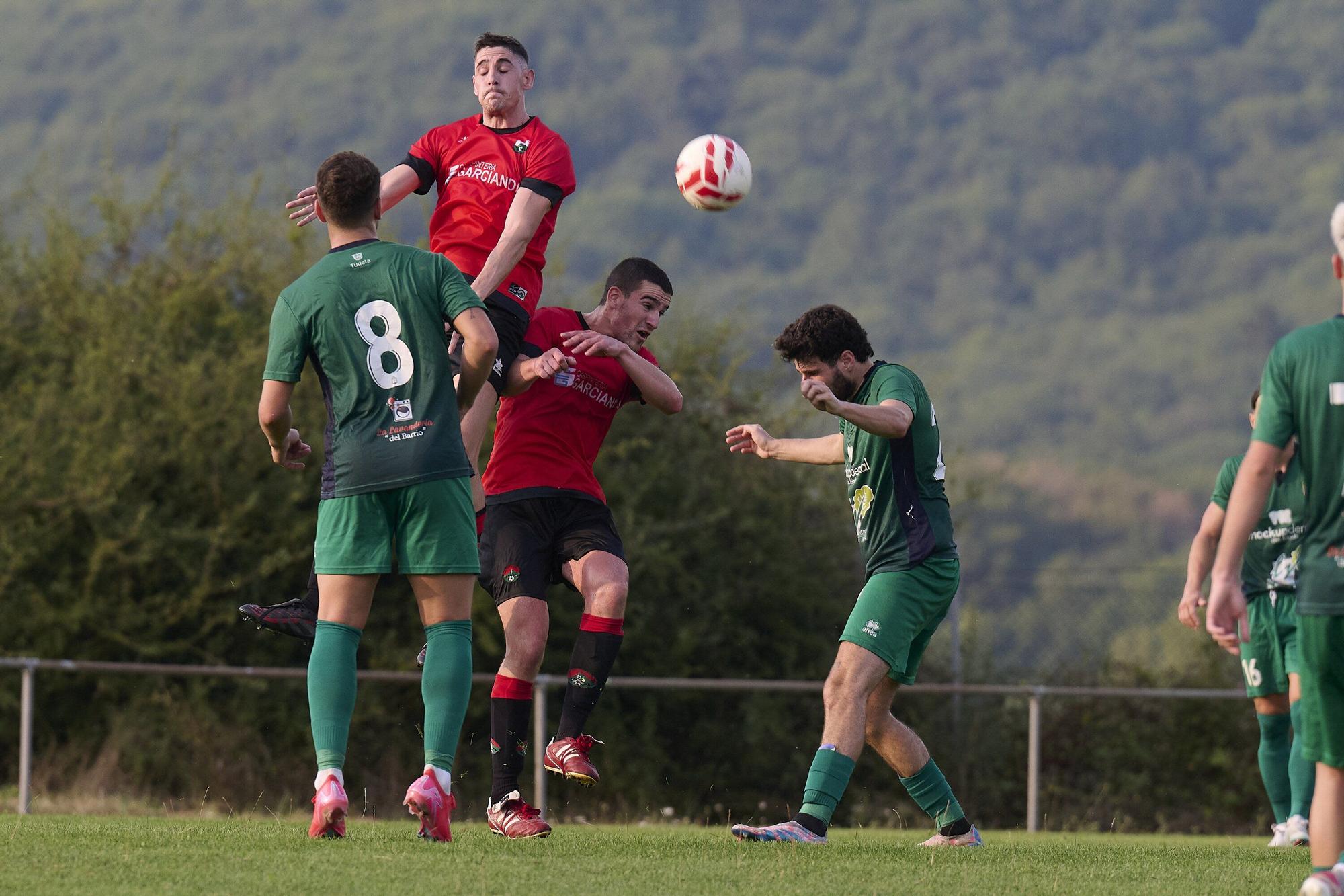 Fotos del Etxarri - Lourdes. Ida de la final de la Supercopa Navarra.
