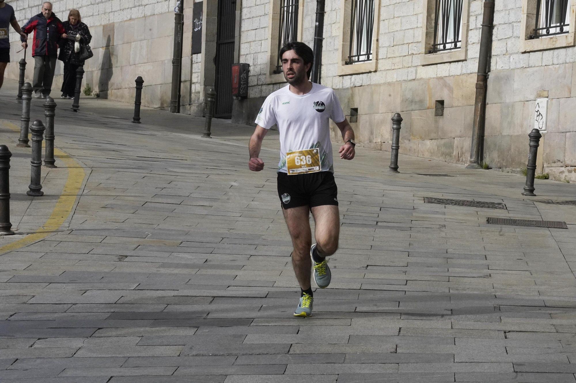 En imágenes: Miles de personas conquistan la Almendra de Gasteiz