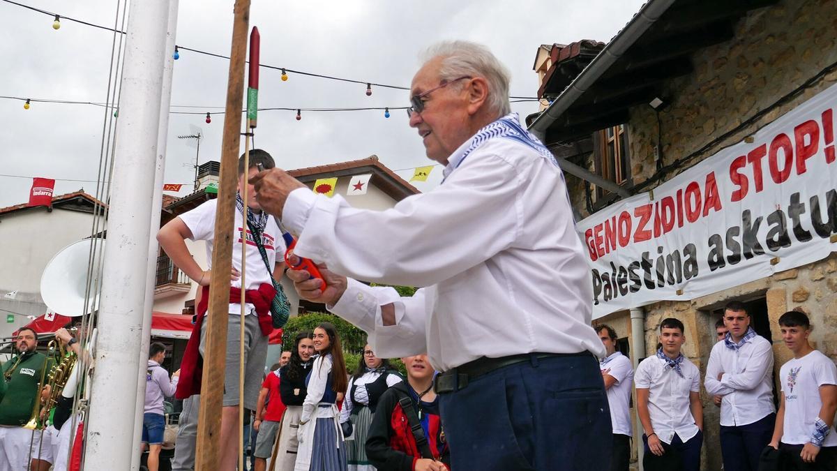 Agustín Lopez de Zubiria Larraza, de 93 años, lanzando el chupinazo.