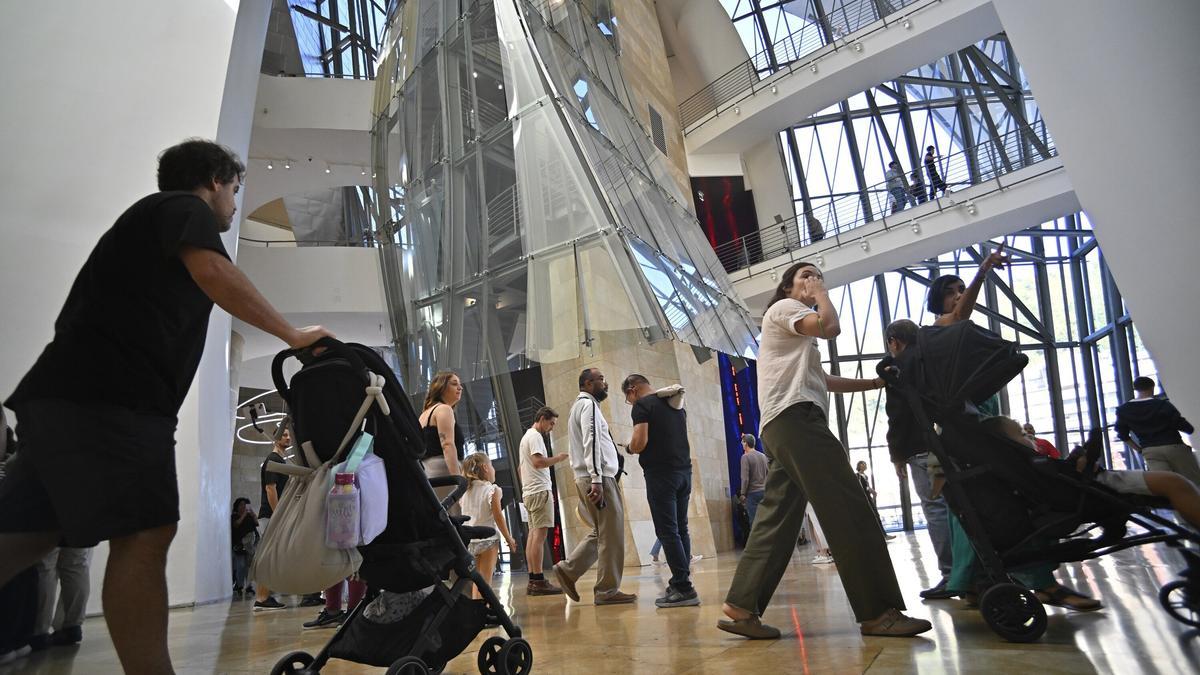 Muchas familias con hijos eligieron el Museo Guggenheim para pasar parte de la mañana