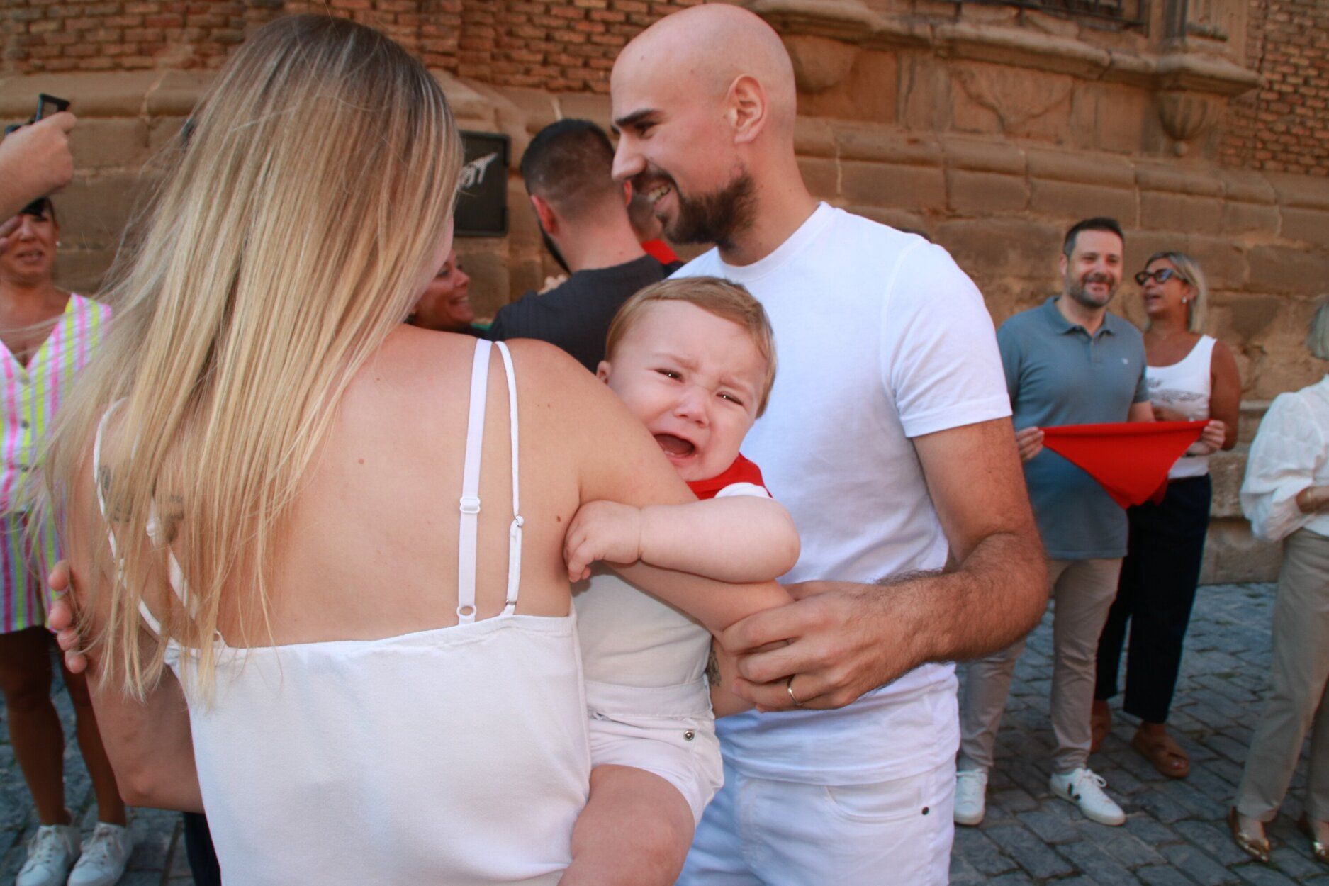 Fotos de la imposición del pañuelo de fiestas de Tudela a los nacidos en 2024
