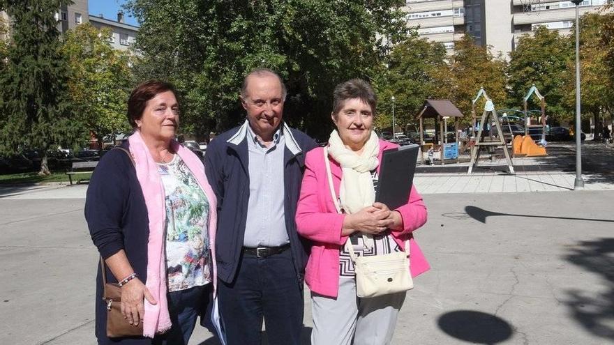 Los vecinos Socorro Roitegui, José Luis Tejero y Noemí Sádaba, en la plaza de los Castaños.
