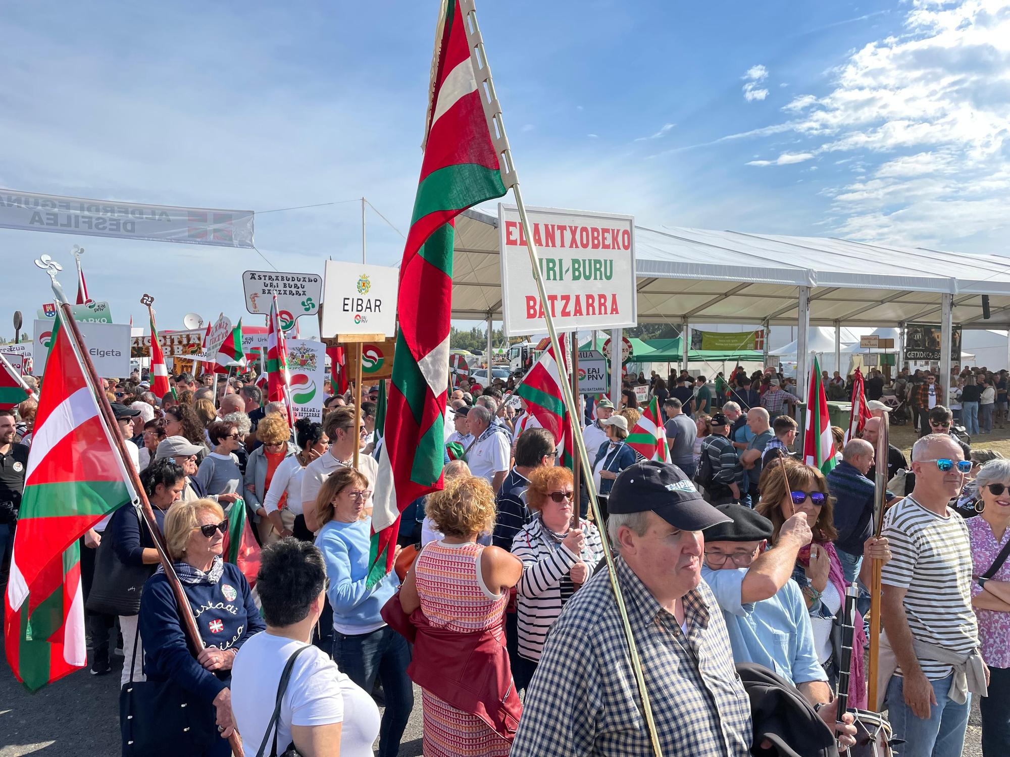 En imágenes: El Alderdi Eguna reúne a miles de jeltzales en un ambiente festivo