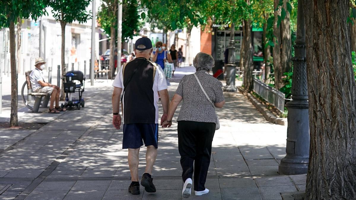 Una pareja camina de la mano.