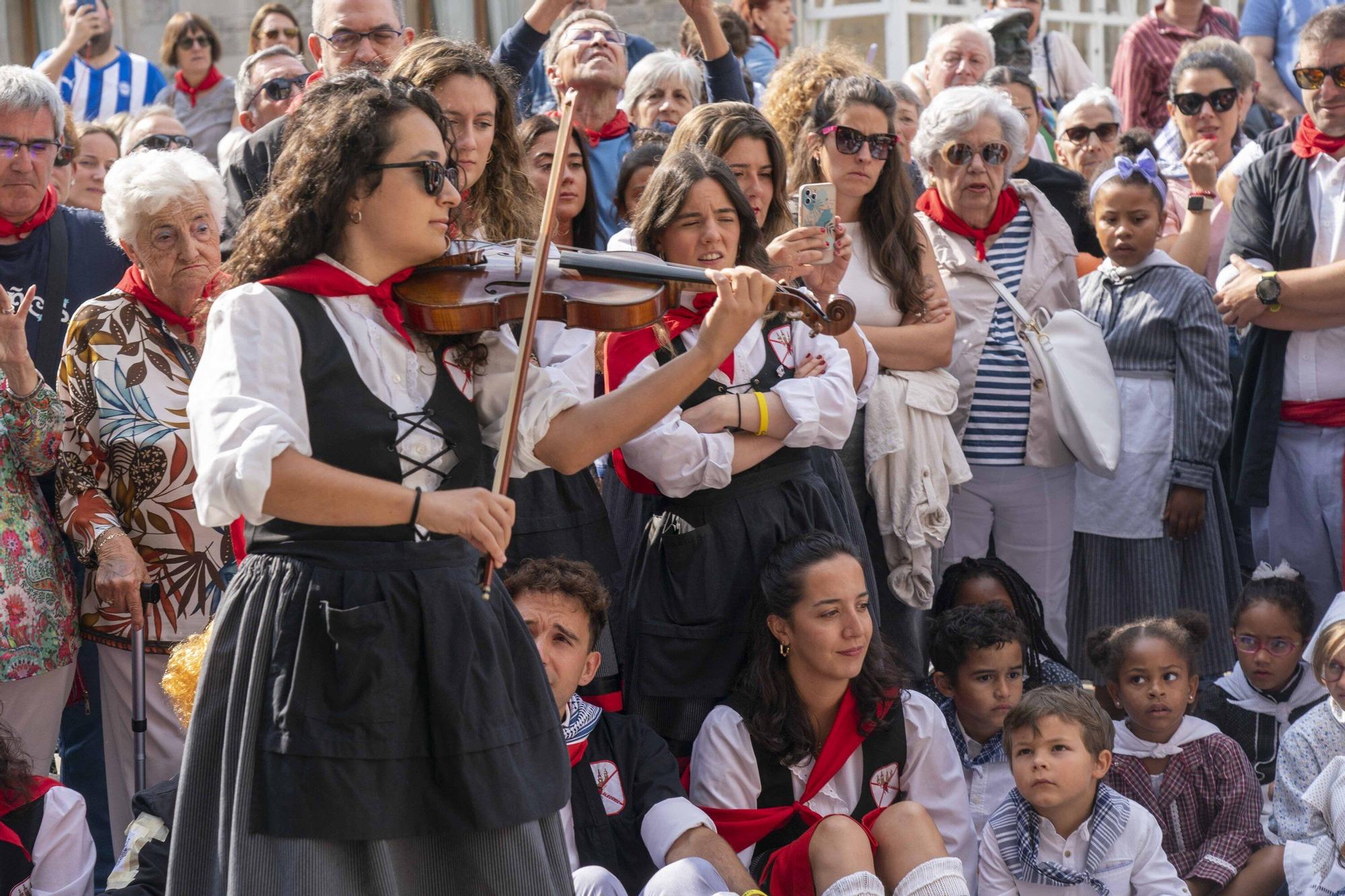 Ofrenda Floral y Aurresku de Honor a la Virgen Blanca