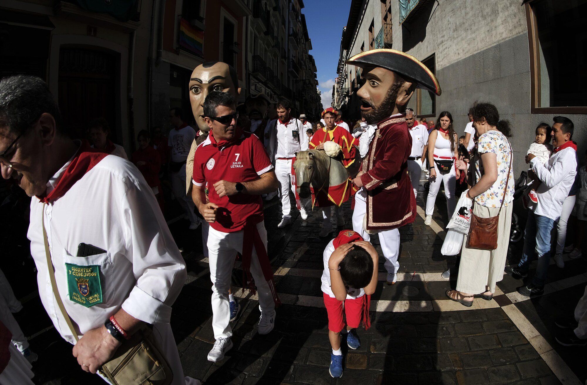 Comparsa de kilikis, cabezudos y gigantes en San Fermín 2022