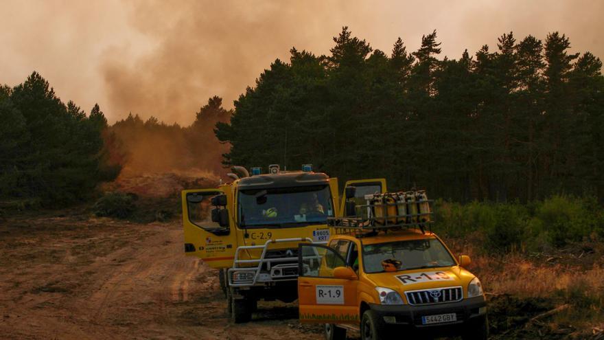 El fuego entre Zamora y Ourense sigue descontrolado y el trabajo se centra en salvar casas