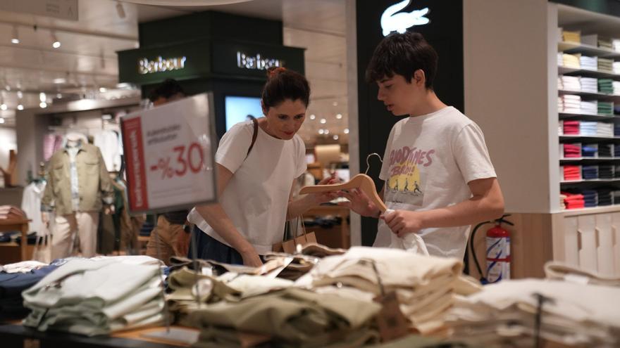 Bilbao desafía al calor en el primer día de rebajas con descuentos de hasta el 50%