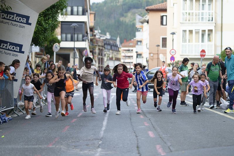 Castellers, gigantes y carrera popular en las Agorreko Santikutzak de Legazpi