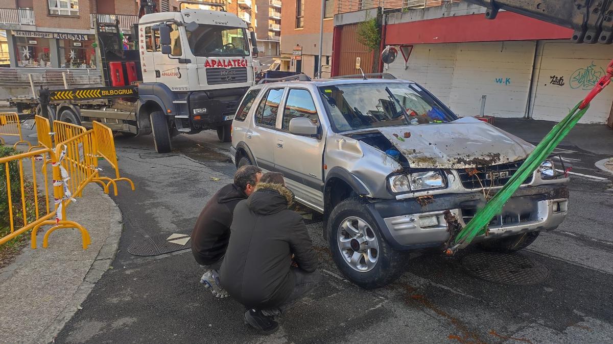 La parte frontal de vehículo ha sido la más dañada como consecuencia de la caída.