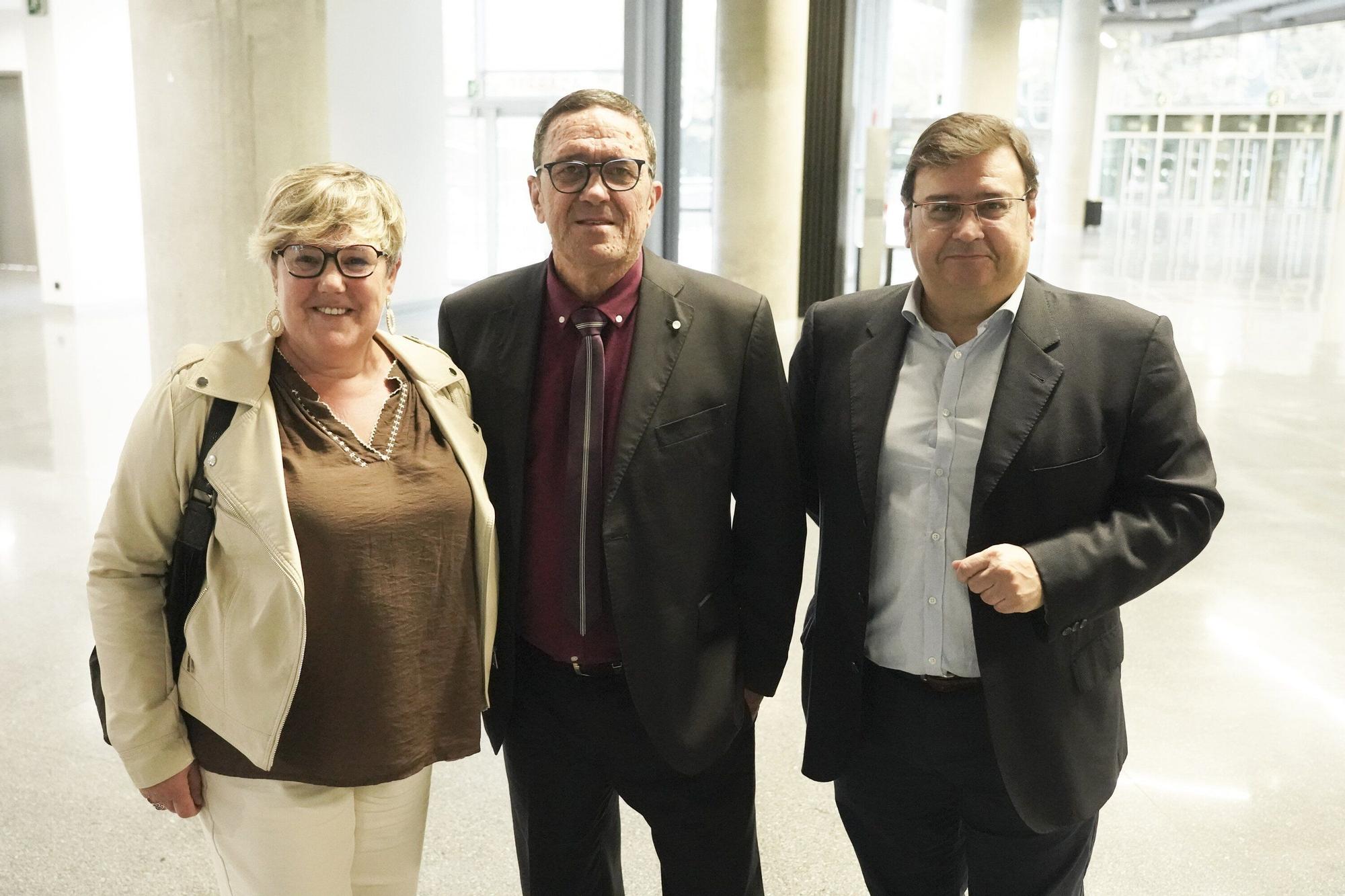 Ane Irazola y Aitor Bikandi, de la Fundación Sabino Arana, junto al director de DEIA, Iñaki González.