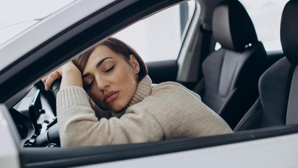 Una conductora se duerme en el coche