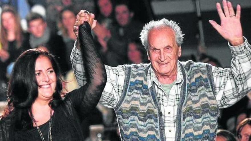 Ottavio Missoni, con su hija Angela, saluda al público en la Semana de la Moda de Milán 2011.