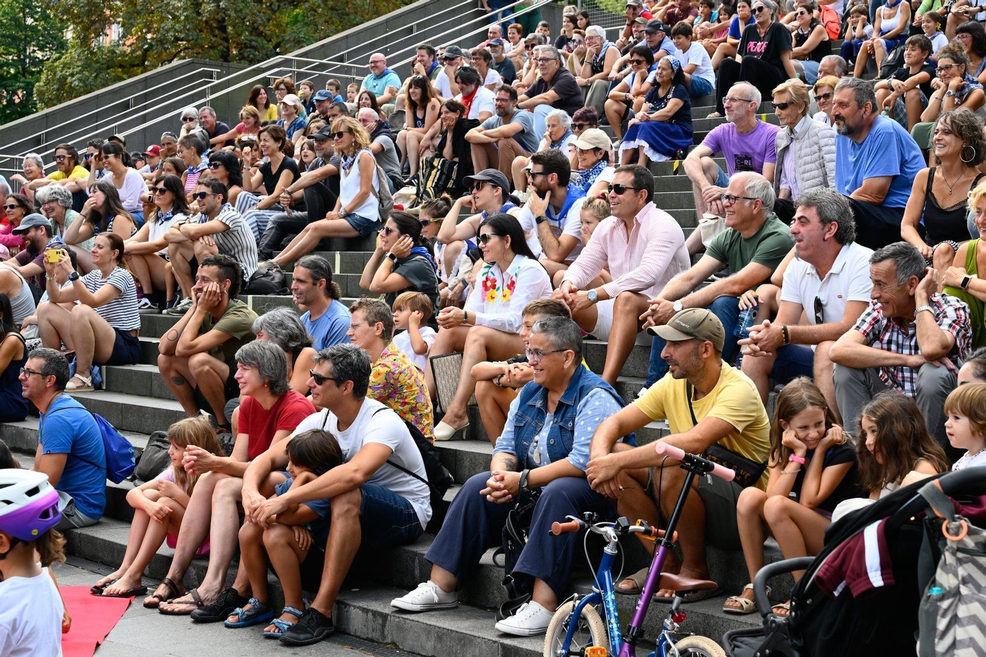 En imágenes: el teatro sale a la calle en Aste Nagusia