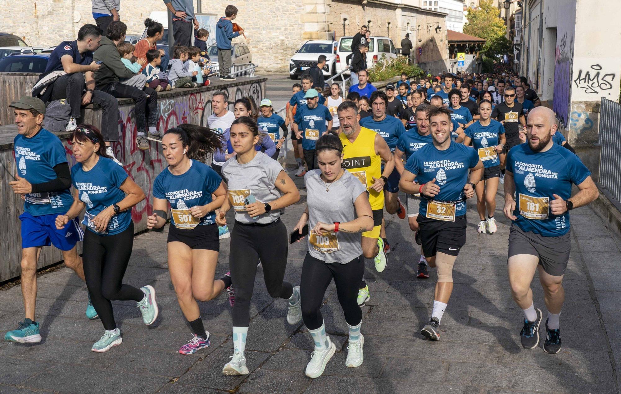 En imágenes: Un millar de corredores atraviesan la almendra
