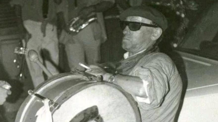 Celaya, con la cabeza aún vendada, dirigiendo una &quot;orquesta&quot;.