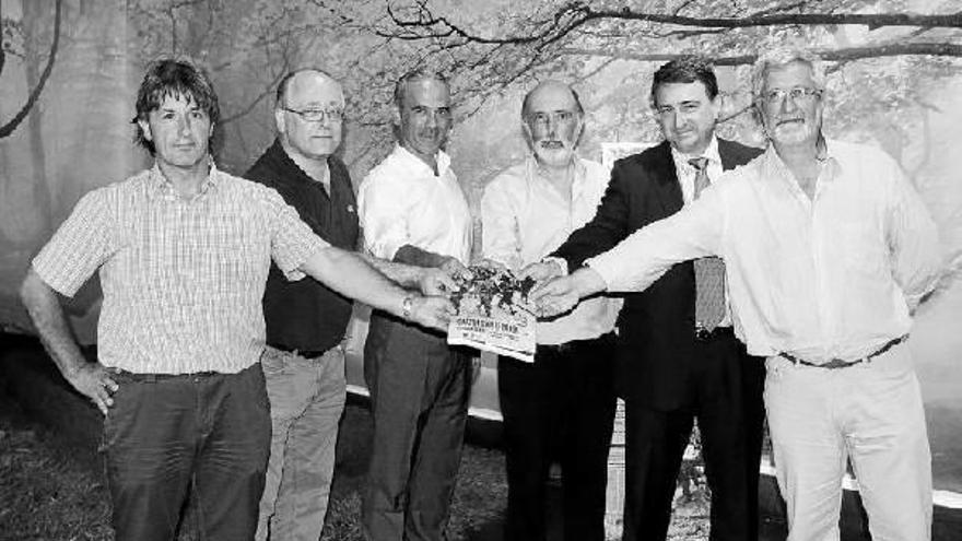 Josu Juaristi, Iñaki Goiogana, Alfredo Etxeberria, Paco Etxeberria, Aitor Esteban y Josu Chueca posan antes de presentar la publicación.