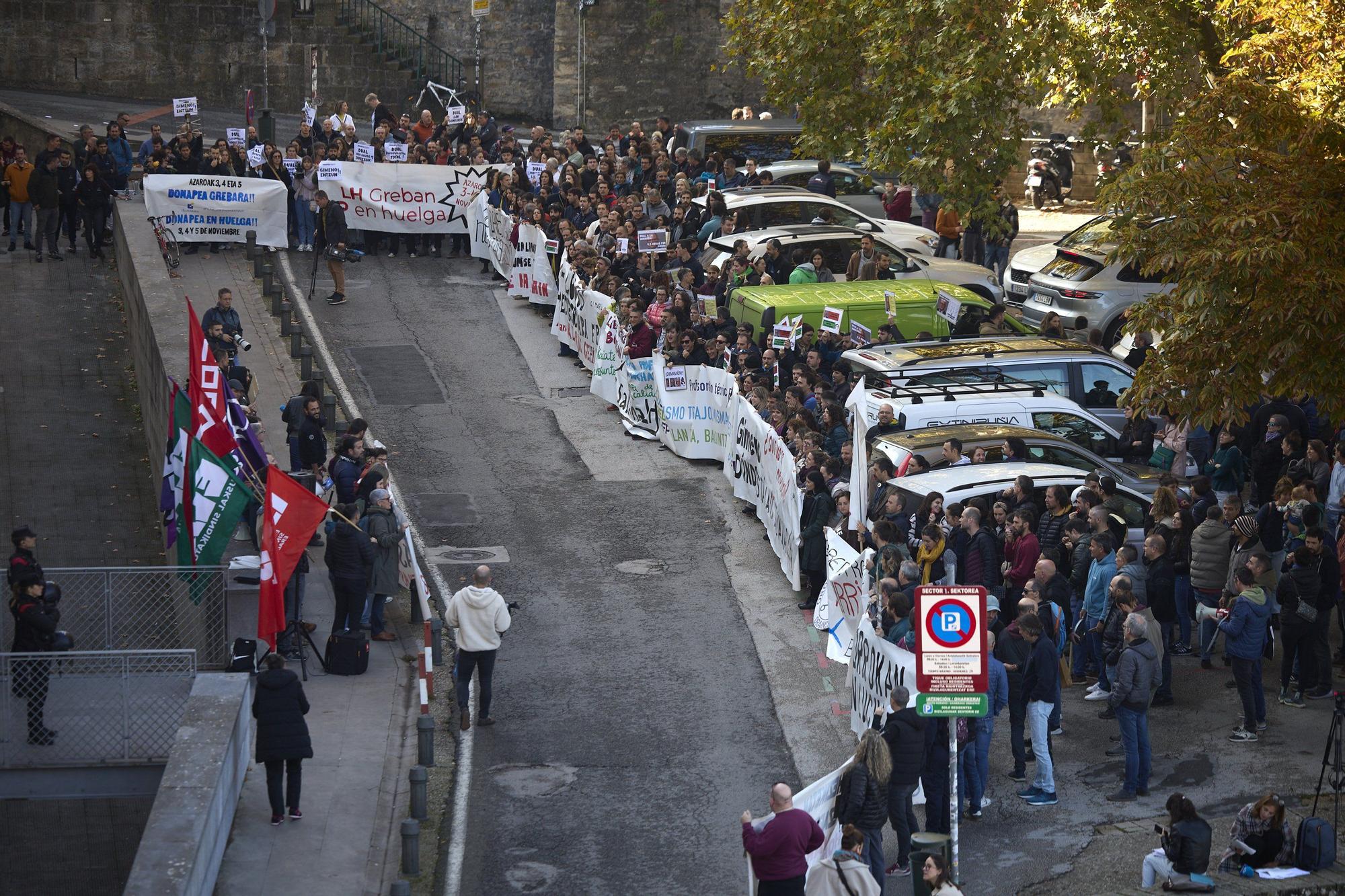 Concentración ante Educación en el marco de la huelga docente en los centros de FP