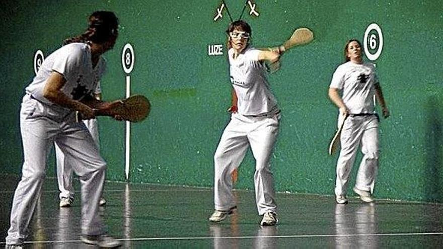 Más de 400 escolares asisten a cursos de pelota