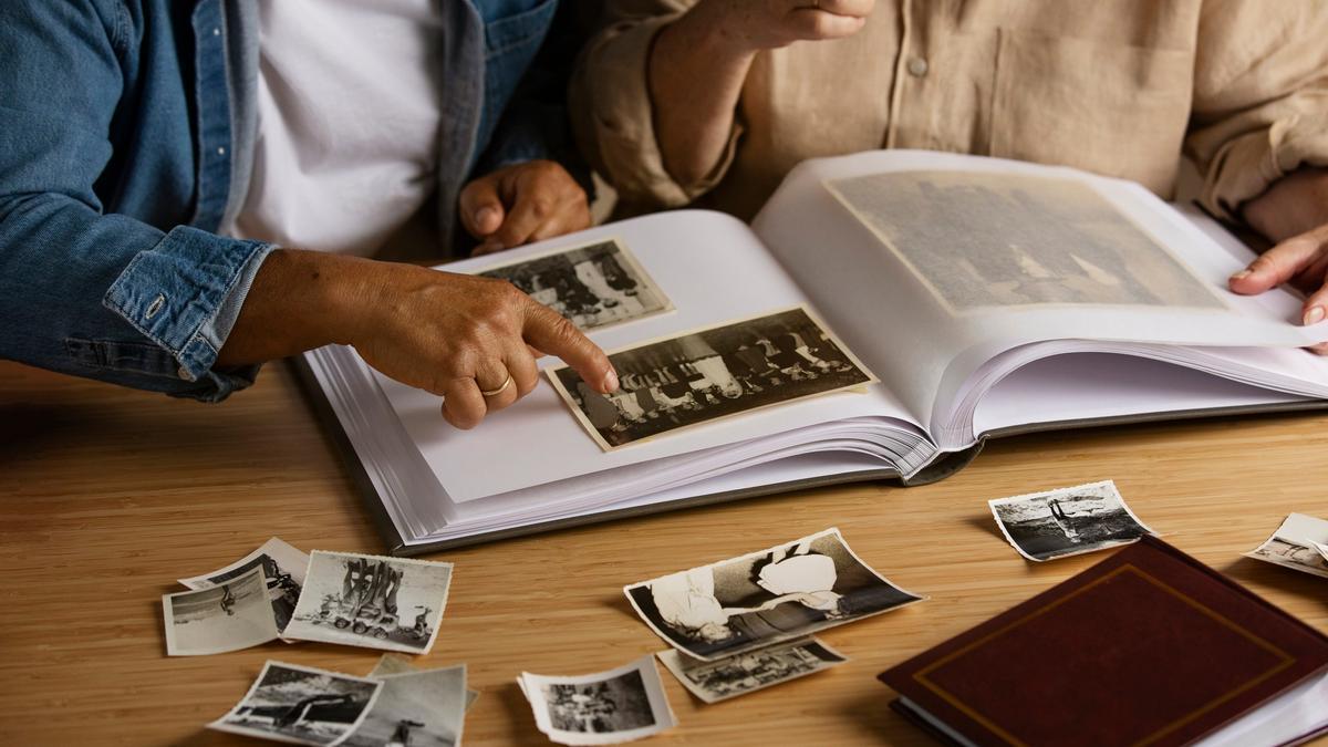 Personas mirando el álbum de fotos.