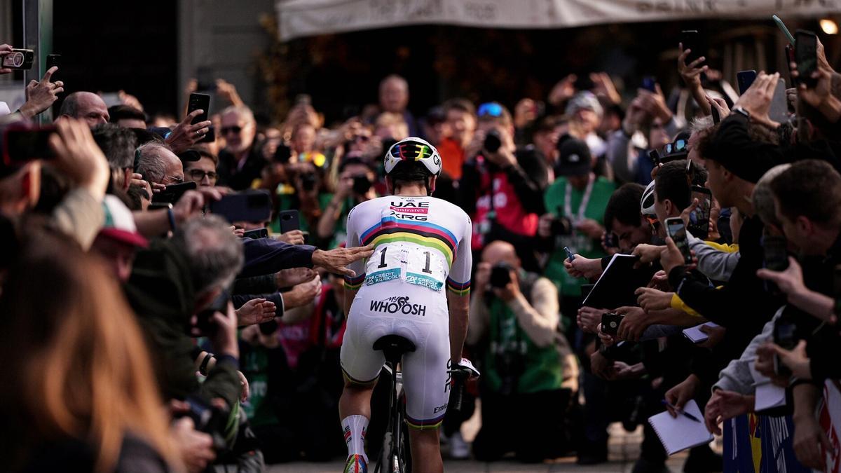 Pogacar en la salida del Giro de Lombardía.