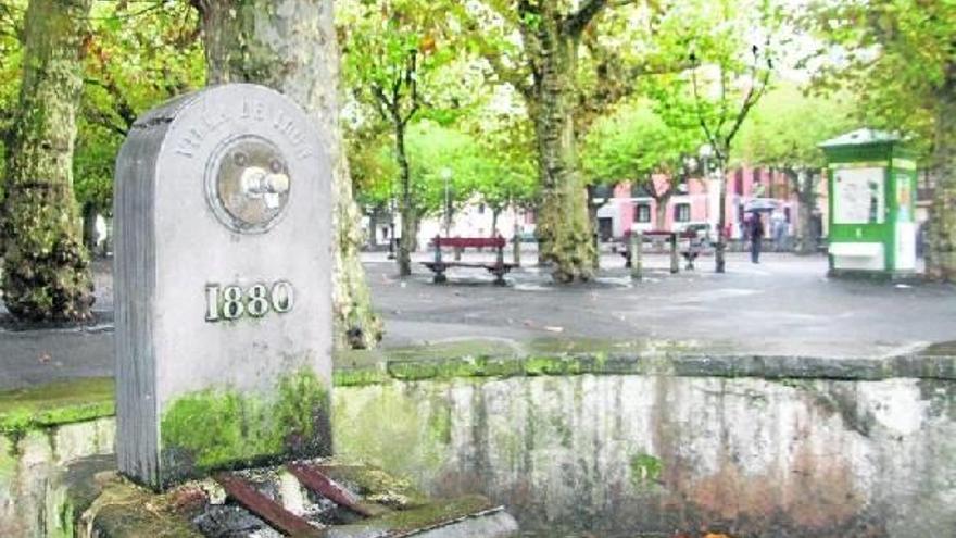 Vista de la plaza Urdanibia, que tras las obras mantendrá elementos característicos como sus grandes árboles, el pretil que la circunda y la fuente.