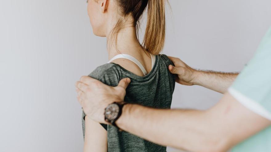 ¿Dolor de hombros al final del día? Descubre cómo prevenirlo