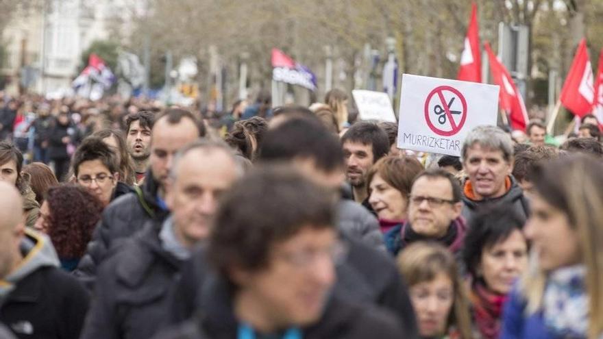 Miles de trabajadores de la enseñanza pública vasca no universitaria participan hoy en una manifestación en Gasteiz, con motivo de la huelga convocada para hoy y mañana por los sindicatos ELA, LAB y Steilas para demandar más inversiones y mejoras laborale