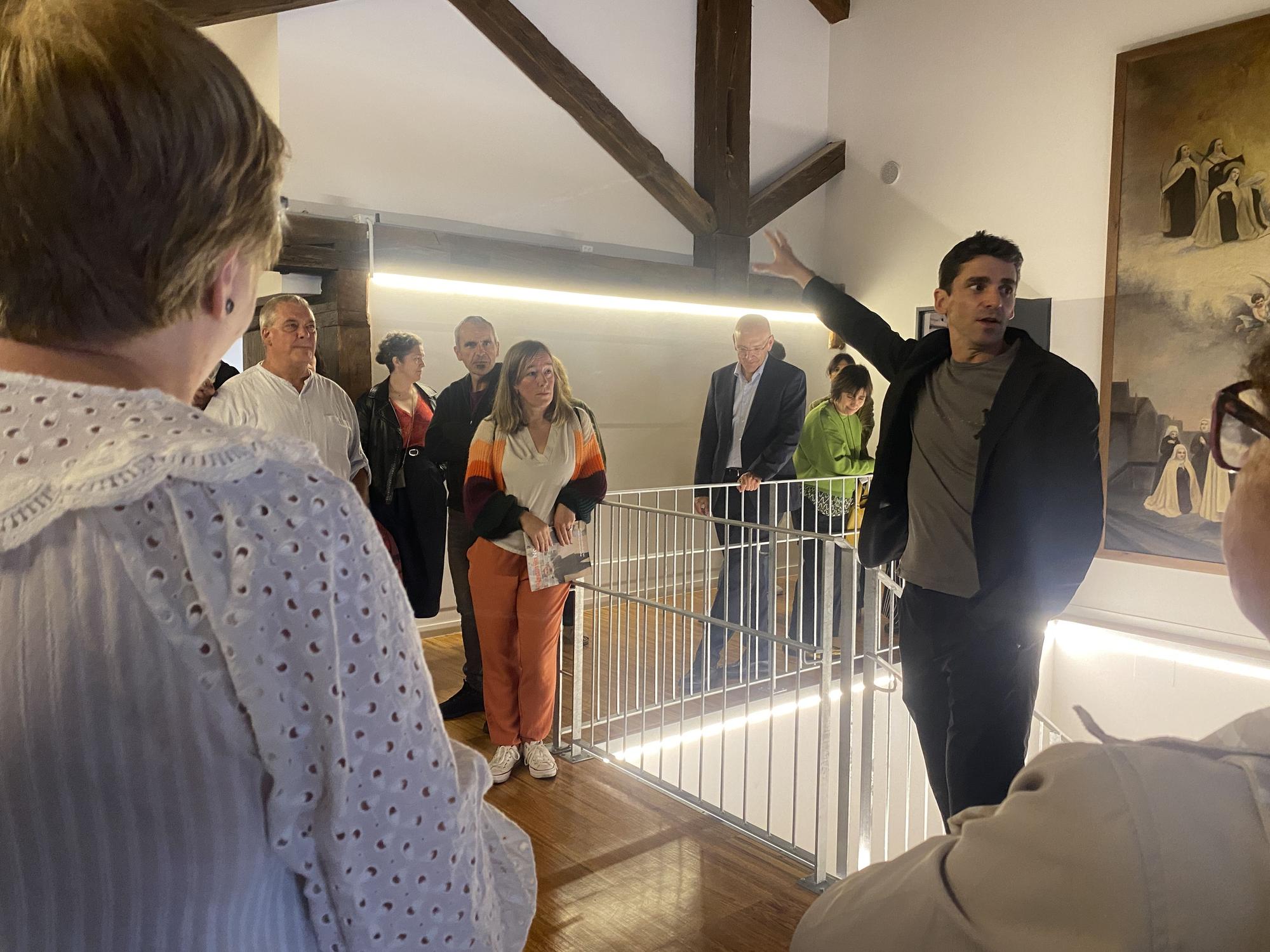 Imágenes de la inauguración de la nueva Casa de Cultura de Zumaia, con detalles del patrimonio conservado y la participación de la gente que acudió a la inauguración.